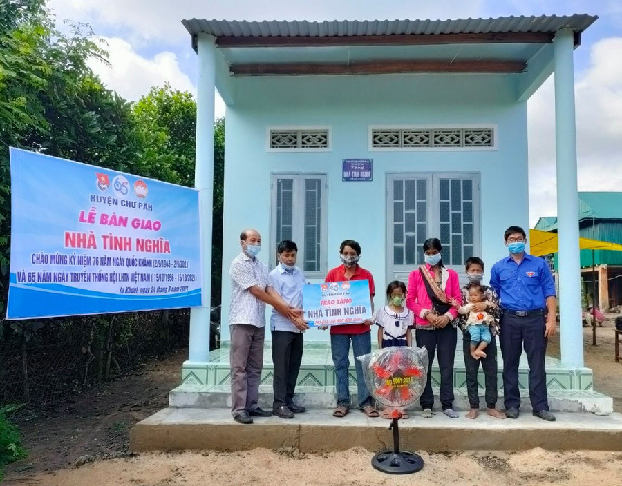 Huyện Đoàn, Hội Liên hiệp Thanh niên Việt Nam huyện Chư Păh phối hợp Ủy ban MTTQ Việt Nam huyện bàn giao "Nhà tình nghĩa" cho anh Rơ Châm Di (thứ 3 từ trái sang, làng Broch, xã Ia Khươl). Ảnh: Phan Lài _Huyện Đoàn, Hội LHTN Việt Nam huyện Chư Păh phối hợp Ủy ban MTTQ Việt Nam huyện bàn giao nhà tình nghĩa cho anh Rơ Châm Di (thứ 3 từ trái qua, làng Broch, xã Ia Khươl, huyện Chư Păh).