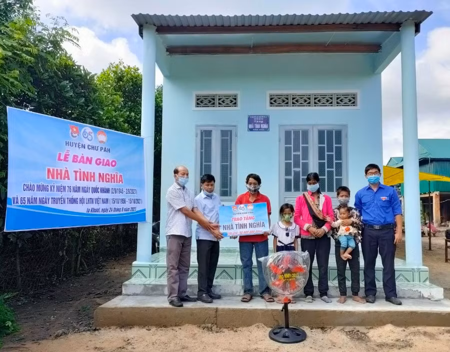 _Huyện Đoàn, Hội LHTN Việt Nam huyện Chư Păh phối hợp Ủy ban MTTQ Việt Nam huyện bàn giao nhà tình nghĩa cho anh Rơ Châm Di (thứ 3 từ trái qua, làng Broch, xã Ia Khươl, huyện Chư Păh).