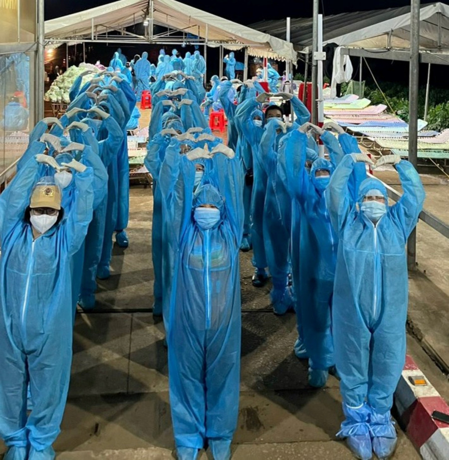 Hàng chục thanh niên tại Kon Tum tình nguyện trực chốt kiểm soát dịch Covid-19. Ảnh: Đức Nhật