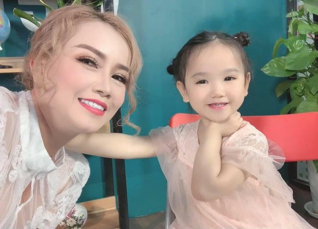 Hoàng Yến và con gái út, bé Mầm, trong một lần quay quảng cáo. Ảnh: NVCC