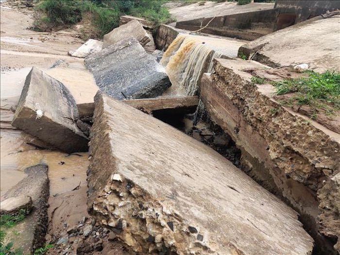 Cống tràn bắc qua hai con suối Đăk TrRê và Đăk CPôk, xã Đăk Blà, thành phố Kon Tum bị hư hỏng nghiêm trọng do sạt lở bờ suối.
