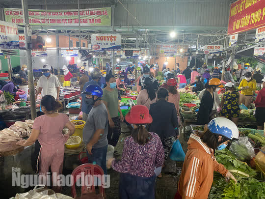 Người dân Đà Nẵng đi mua hàng hoá trước thời điểm phong toả toàn thành phố - Ảnh: Bích Vân Người dân Đà Nẵng đi mua hàng hoá trước thời điểm phong toả toàn thành phố - Ảnh: Bích Vân