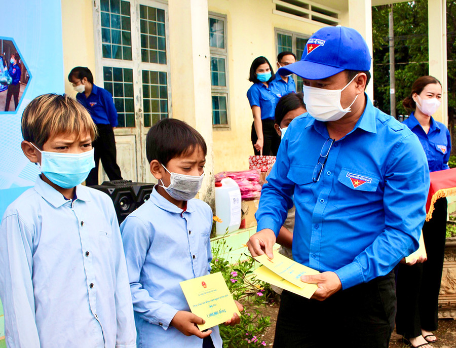 Anh Đỗ Duy Nam-Phó Bí thư Tỉnh Đoàn, Chỉ huy trưởng Chiến dịch thanh niên tình nguyện hè năm 2021 tặng học bổng cho học sinh xã Đak Yă (huyện Mang Yang). Ảnh: Phan Lài