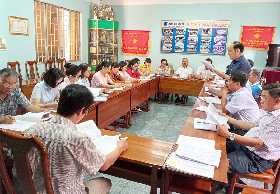  Một buổi sinh hoạt của Chi bộ Công ty cổ phần Thương mại Gia Lai (ảnh chụp trước tháng 4-2021). Ảnh: Văn Lê