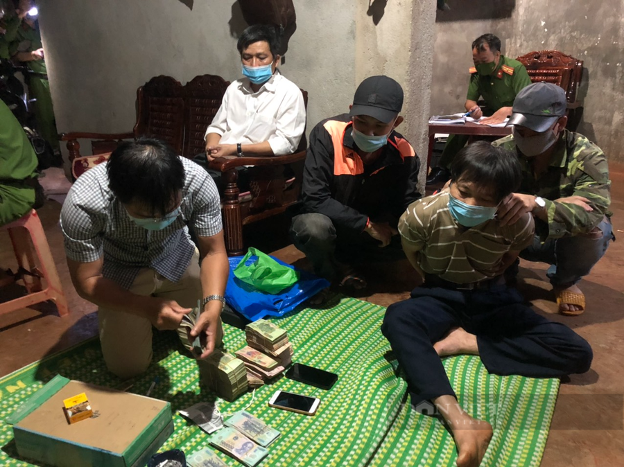 Đối tượng Nguyễn Văn Sơn bị bắt quả tang khi đang có hành vi cưỡng đoạt tài sản. Ảnh: CACC