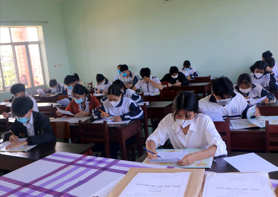 Học sinh Đắk Nông đang chuẩn bị làm bài thi. Ảnh: Bảo Lâm