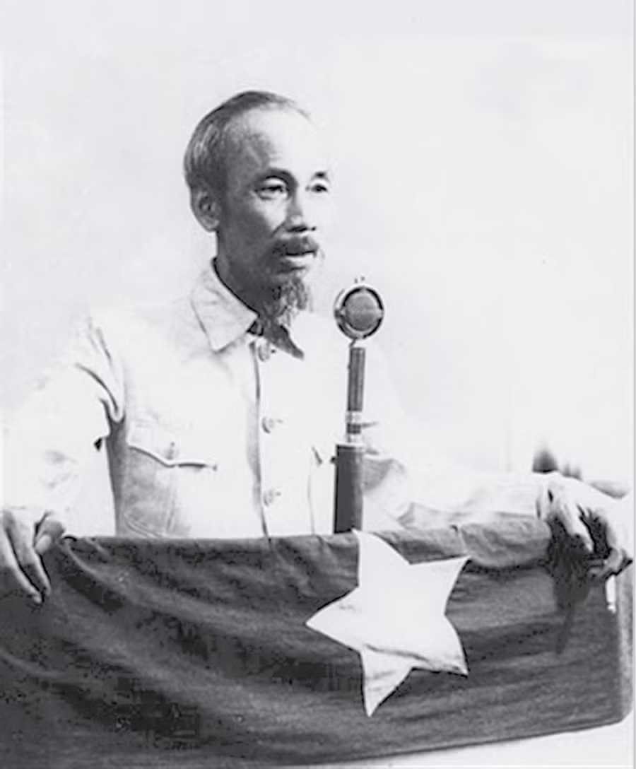 Chủ tịch Hồ Chí Minh đọc Tuyên ngôn Độc lập tại Quảng trường Ba Đình ngày 2-9-1945 (ảnh tư liệu). Chủ tịch Hồ Chí Minh đọc Tuyên ngôn Độc lập tại Quảng trường Ba Đình ngày 2-9-1945 (ảnh tư liệu).