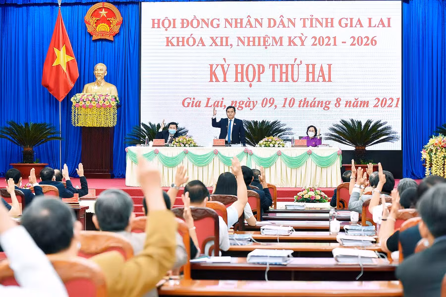 Các đại biểu HĐND tỉnh biểu quyết thông qua 14 nghị quyết tại kỳ họp. Ảnh: Đức Thụy