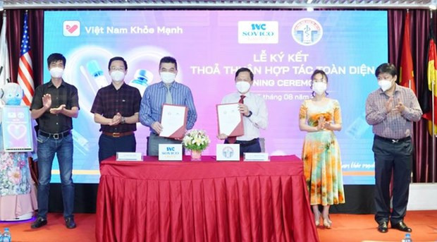 Cục Công nghệ thông tin ký bản ghi nhớ hợp tác với Tập đoàn SOVICO và tiếp nhận phần mềm tổng hợp, phân tích, báo cáo tình hình dịch COVID-19 và phần mềm quản lý thu mẫu xét nghiệm COVID-19. Nguồn: viettimes.vn