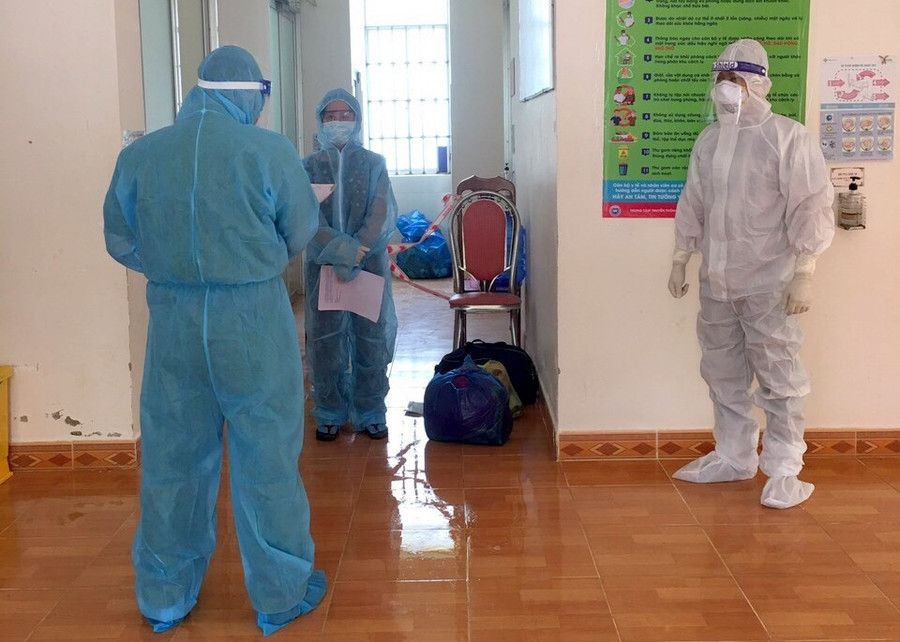 Cơ quan chức năng tống đạt quyết định khởi tố bị can, ra lệnh bắt tạm giam đối tượng làm lây lan dịch bệnh COVID-19 ở Lâm Đồng. Ảnh: Vũ Linh