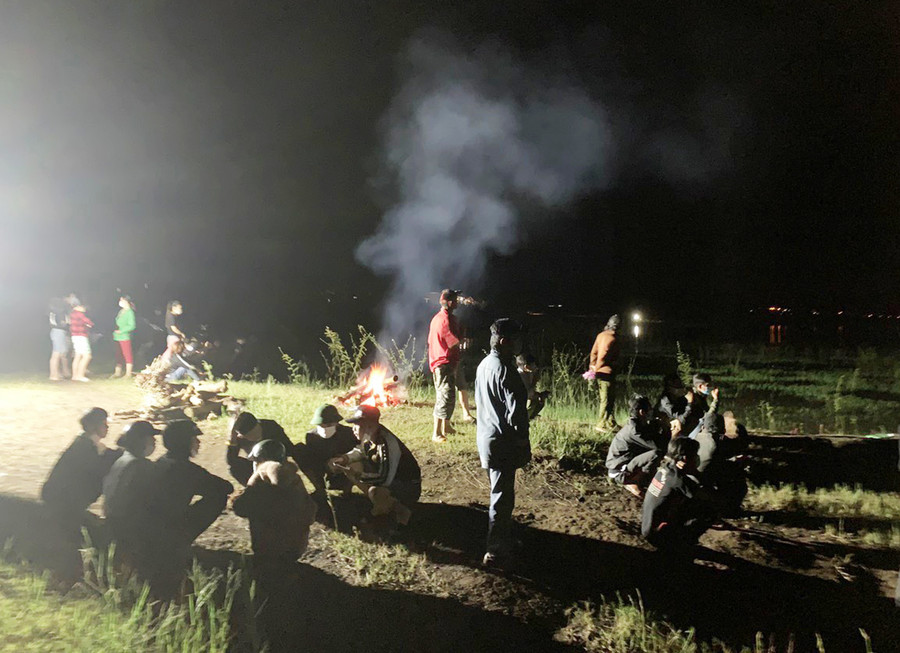 Các lực lượng triển khai tìm kiếm nạn nhân giữa đêm khuya. Ảnh: Văn Ngọc Các lực lượng triển khai tìm kiếm giữa đêm khuya. Ảnh: Văn Ngọc