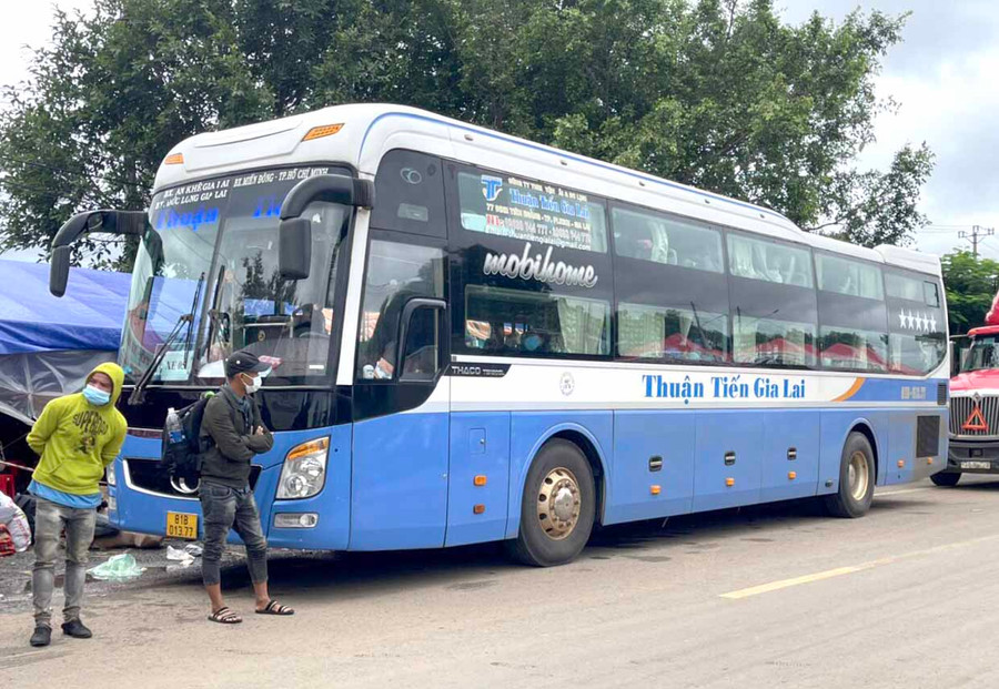 Xe khách Thuận Tiến Gia Lai đỗ sẵn tại chốt kiểm soát phòng-chống dịch Covid-19 khu vực cầu 110 đón người đưa về khu cách ly tập trung của tỉnh. Ảnh: Lê Hòa