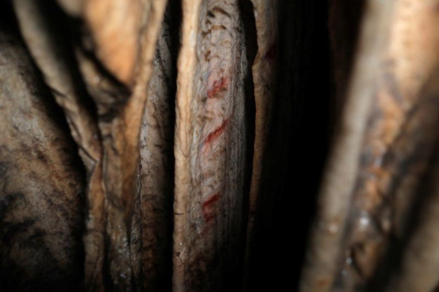 Các vệt đỏ trên vách hang động thời tiền sử ở Tây Ban Nha là do người Neanderthal tạo ra. Ảnh: PNAS Các vệt đỏ trên vách hang động thời tiền sử ở Tây Ban Nha là do người Neanderthal tạo ra. Ảnh: PNAS