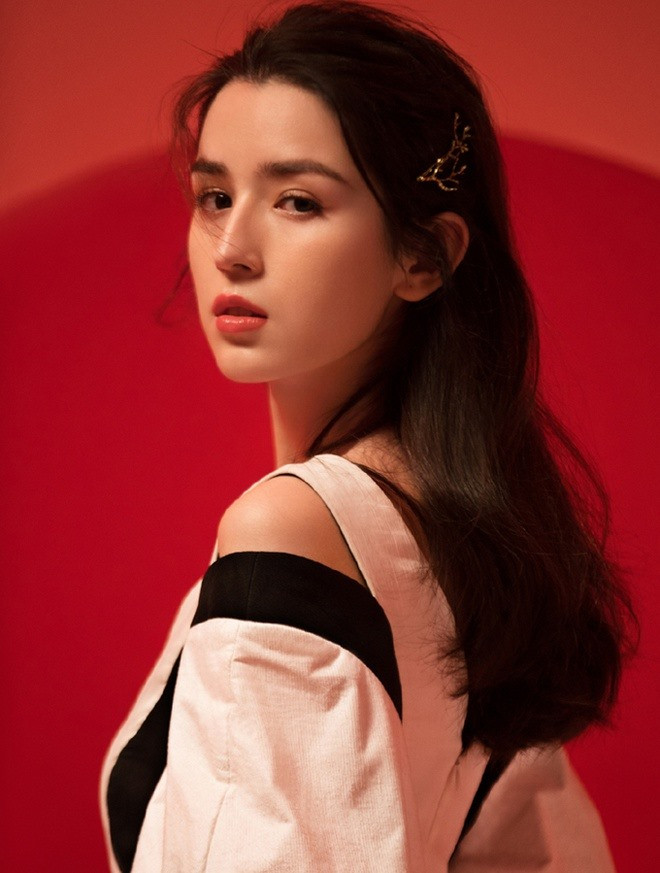 Dù là mỹ nhân nổi tiếng sau một đêm nhờ đẹp lai thanh tú, vừa thuần khiết vừa ngọt ngào, nhưng sao nữ cũng vướng không ít scandal. Trong số đó tin đồn có quan hệ tình ái với 2 tài tử đã có vợ con là Huỳnh Hiểu Minh và Trần Hách khiến hình tượng của Cáp Ni Khắc Tư bị ảnh hưởng không nhỏ. Ảnh: XInhua