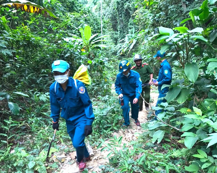 Lực lượng chuyên trách bảo vệ rừng Công ty TNHH một thành viên lâm nghiệp Kông Chro phối hợp với Công an xã tuần tra bảo vệ rừng. Ảnh: Ngọc Minh