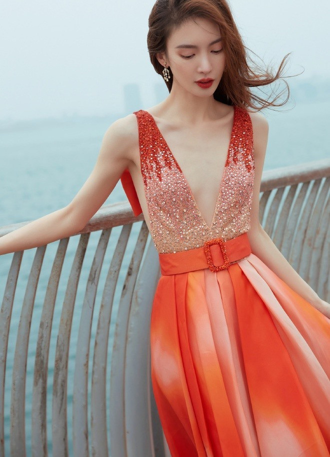 Bạn gái cũ của Đặng Luân sở hữu gương mặt xinh đẹp, vóc dáng mảnh mai cùng sự nghiệp thăng hoa. Cô từng tham gia nhiều dự án như: 