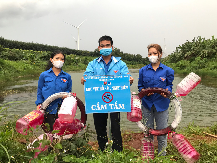 Huyện Đoàn, Hội LHTN Việt Nam huyện Đak Đoa đặt các phao cứu sinh làm từ vật liệu tái chế để phòng-chống tai nạn đuối nước tại hồ nước của xã Ia Pết (huyện Đak Đoa). Ảnh: Phan Lài
