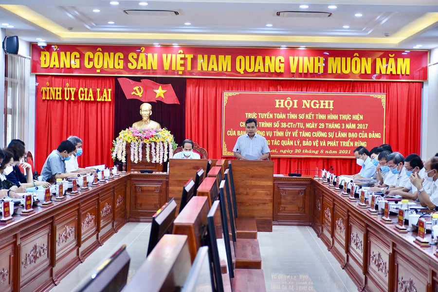 Đồng chí Hồ Văn Niên-Ủy viên Ban Chấp hành Trung ương Đảng, Bí thư Tỉnh ủy, Chủ tịch HĐND tỉnh phát biểu chỉ đạo tại hội nghị. Ảnh: Lê Nam
