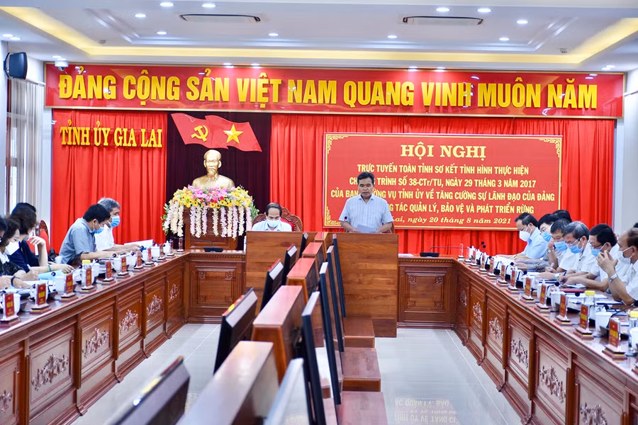 Đồng chí Hồ Văn Niên-Ủy viên Ban Chấp hành Trung ương Đảng, Bí thư Tỉnh ủy, Chủ tịch HĐND tỉnh phát biểu chỉ đạo tại hội nghị. Ảnh: Lê Nam