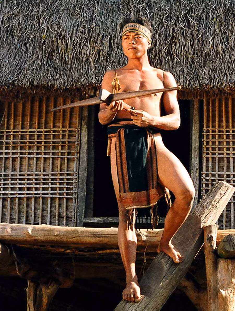 Chàng trai Bahnar và cây nỏ. Ảnh: Ngọc Tấn