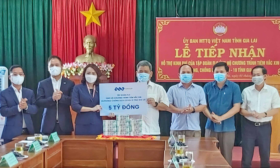 Đại diện lãnh đạo tỉnh tiếp nhận 5 tỷ đồng của Tập đoàn FLC ủng hộ Quỹ vắc xin và công tác phòng-chống dịch Covid-19. Ảnh: Ngọc Anh Đại diện lãnh đạo tỉnh tiếp nhận 5 tỷ đồng của Tập đoàn FLC ủng hộ Quỹ vắc xin và công tác phòng-chống dịch Covid-19. Ảnh: Ngọc Anh