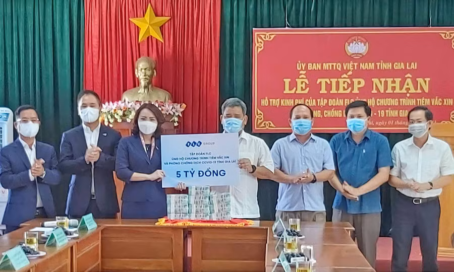 Đại diện lãnh đạo tỉnh tiếp nhận 5 tỷ đồng của Tập đoàn FLC ủng hộ Quỹ vắc xin và công tác phòng-chống dịch Covid-19. Ảnh: Ngọc Anh