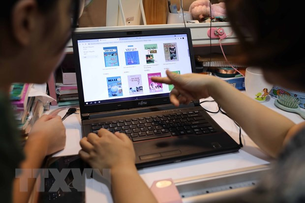 Học sinh, phụ huynh có nhu cầu mua SGK ở các cấp lớp có thể truy cập trang thương mại điện tử trực tuyến Nhà Sách Số https://nhasachso.nxbgd.vn của NXB Giáo dục Việt Nam. (Ảnh: Thanh Tùng/TTXVN) Học sinh, phụ huynh có nhu cầu mua SGK ở các cấp lớp có thể truy cập trang thương mại điện tử trực tuyến Nhà Sách Số https://nhasachso.nxbgd.vn của NXB Giáo dục Việt Nam. (Ảnh: Thanh Tùng/TTXVN)