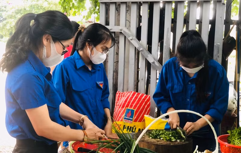 Đoàn viên đội bếp ăn tình nguyện tham gia chuẩn bị những bữa cơm gửi đến khu cách ly. 