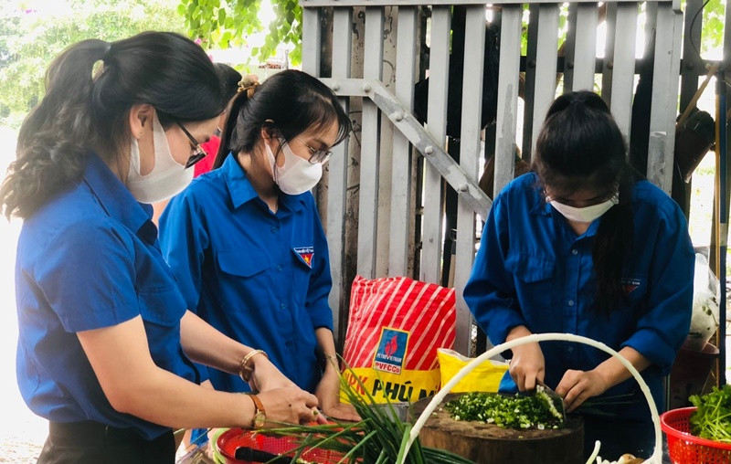 Đoàn viên đội bếp ăn tình nguyện tham gia chuẩn bị những bữa cơm gửi đến khu cách ly. 
