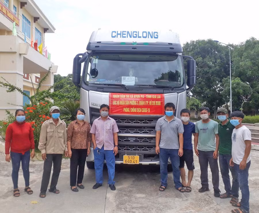 Chuyến xe nghĩa tình chở 11 tấn hàng hóa các loại do người dân thị xã Ayun Pa quyên góp, ủng hộ TP. Hồ Chí Minh. Ảnh: Vũ Chi