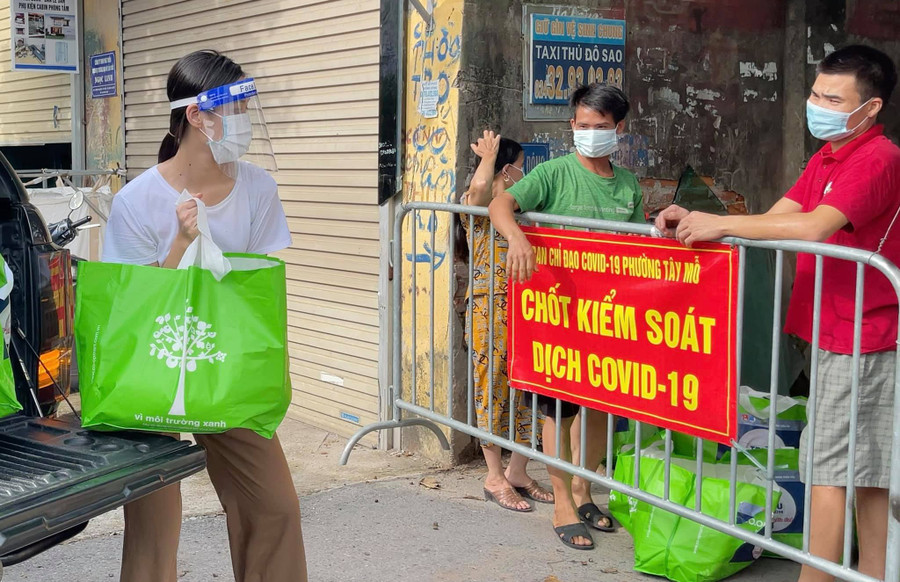 Người đẹp sinh năm 2001 tích cực phát quà từ thiện cho người dân ở các khu vực bị phong tỏa. Ảnh: NVCC