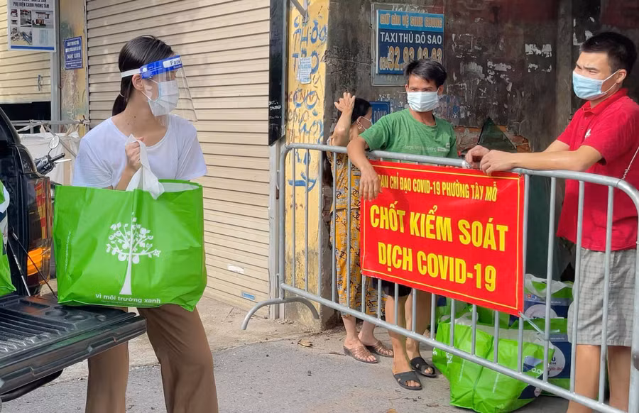 Người đẹp sinh năm 2001 tích cực phát quà từ thiện cho người dân ở các khu vực bị phong tỏa. Ảnh: NVCC