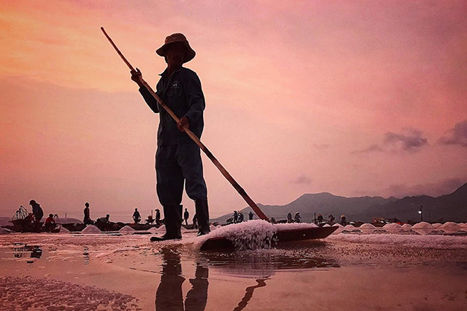 Thời điểm này thời tiết thuận lợi, diêm dân có thể làm muối tốt hơn.