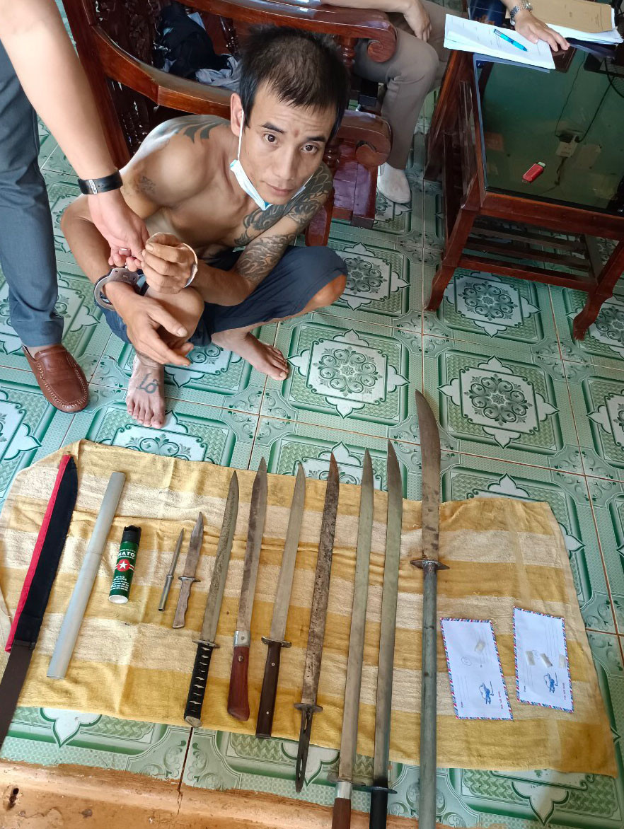 Đối tượng Dương bị bắt quả tang cùng nhiều hung khí. Ảnh: Văn Cường