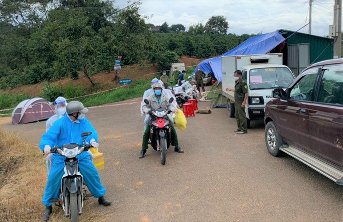 Lực lượng chức năng tỉnh Lâm Đồng tập trung phòng chống dịch Covid-19 bảo vệ những vùng xanh an toàn.