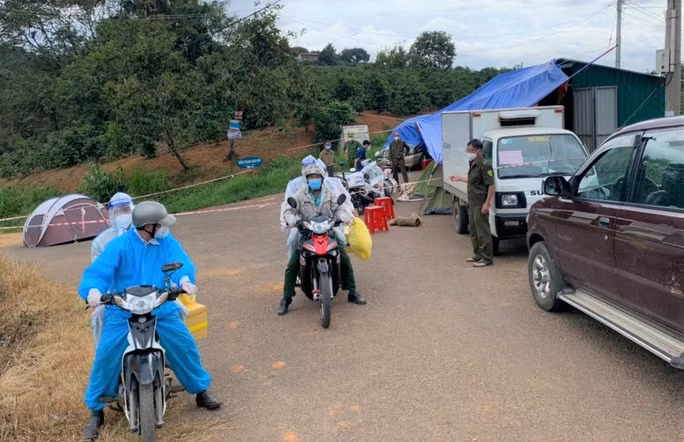 Lực lượng chức năng tỉnh Lâm Đồng tập trung phòng chống dịch Covid-19 bảo vệ những vùng xanh an toàn.