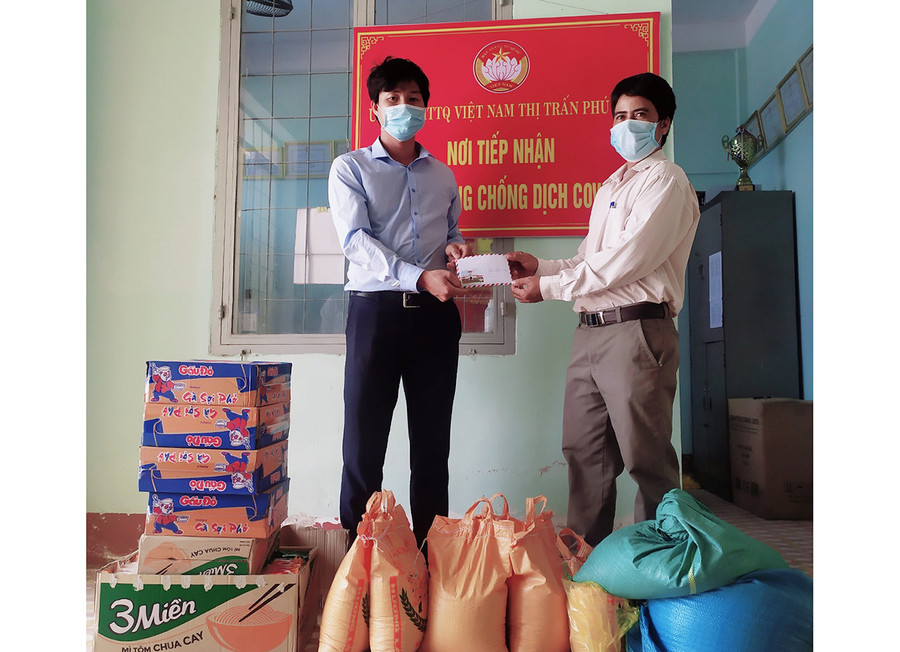Anh Lê Đình Dinh (bìa trái) trao tiền ủng hộ phòng-chống dịch Covid-19 cho đại diện Ủy ban MTTQ Việt Nam thị trấn Phú Túc (huyện Krông Pa). Ảnh: Phan Lài Anh Lê Đình Dinh (bìa trái) trao tiền ủng hộ phòng-chống dịch Covid-19 cho đại diện Ủy ban MTTQ Việt Nam thị trấn Phú Túc (huyện Krông Pa). Ảnh: Phan Lài