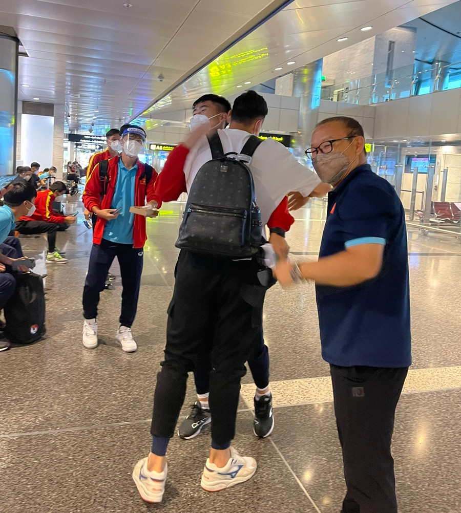 Văn Lâm cảm động gặp lại thầy Park và đồng đội. Ảnh: Facebook nhân vật