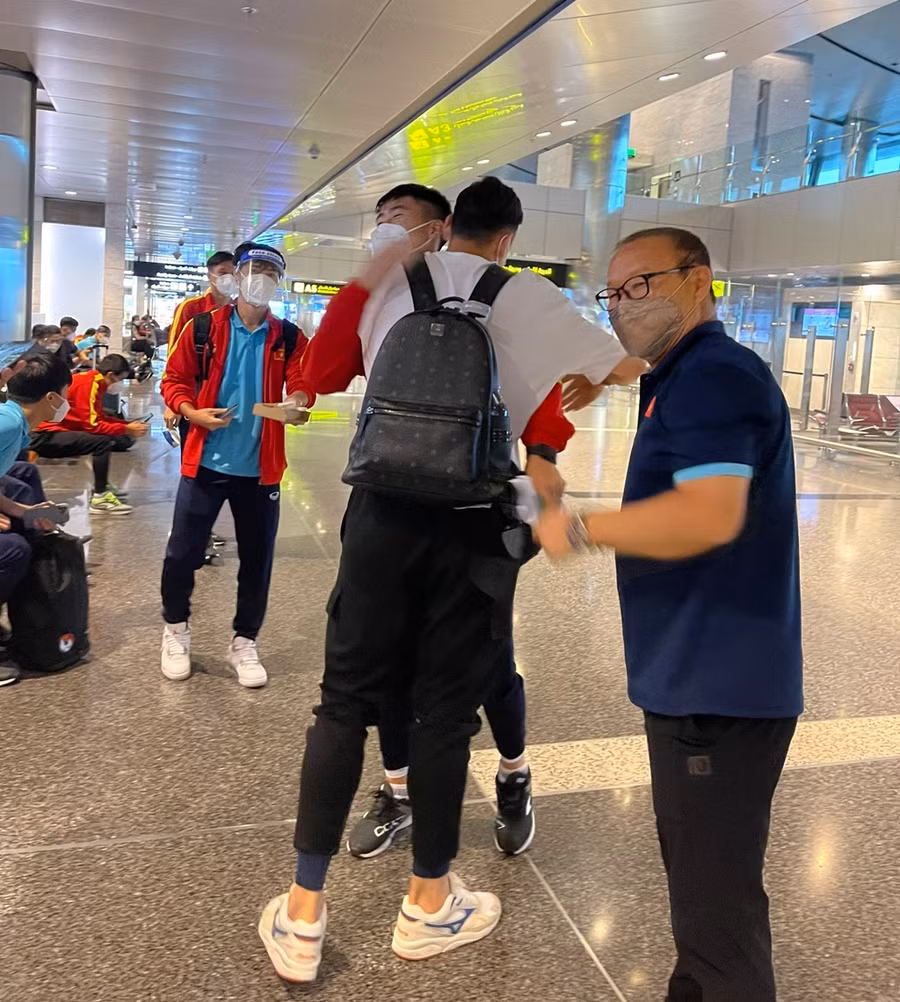 Văn Lâm cảm động gặp lại thầy Park và đồng đội. Ảnh: Facebook nhân vật