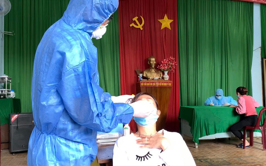 Nhân viên y tế lấy mẫu xét nghiệm SARS-CoV-2 cho người dân. Ảnh: Như Nguyện Nhân viên y tế lấy mẫu xét nghiệm SARS-CoV-2 cho người dân. Ảnh: Như Nguyện