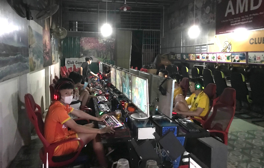  8 game thủ đang say sưa chơi game bất chấp lệnh cấm. Ảnh: Văn Ngọc