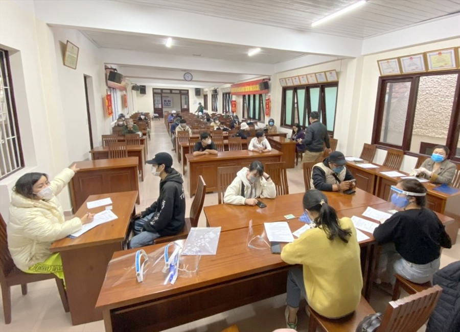 Nhiều thanh, thiếu niên bị phạt hành chính do tụ tập đông người giữa mùa dịch. Ảnh: VL