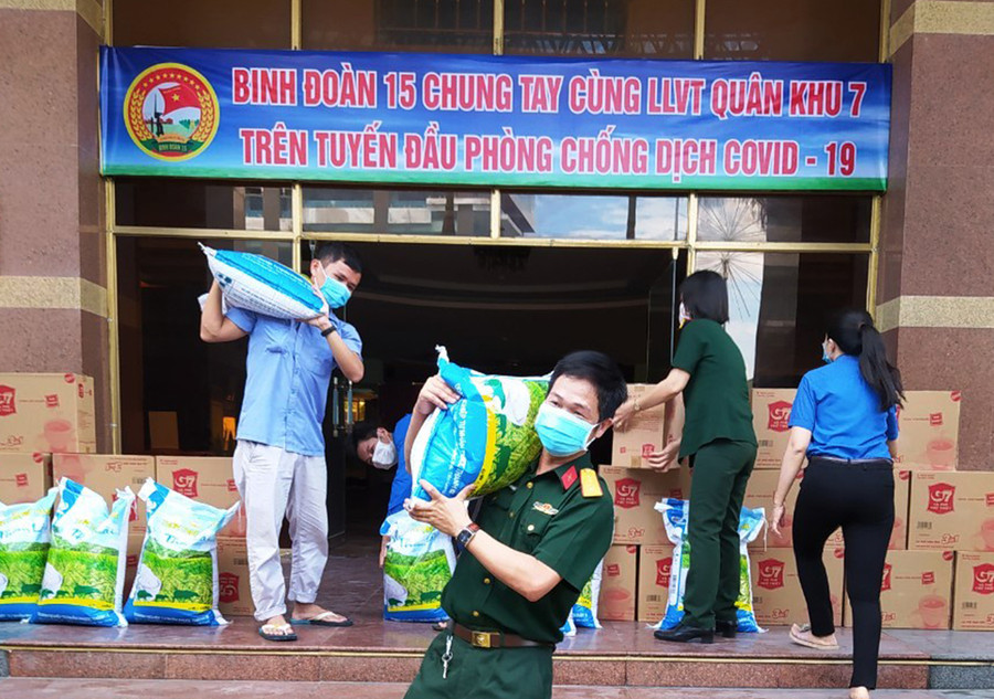  Những món quà của Binh đoàn 15sẽ giúp các địa phương sớm đẩy lùi dịch bệnh. Ảnh: Vĩnh Hoàng