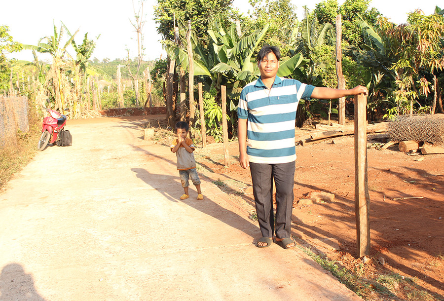  Người dân xã Ia Hrú hiến đất làm đường giao thông nông thôn. Ảnh: Nguyễn Diệp 