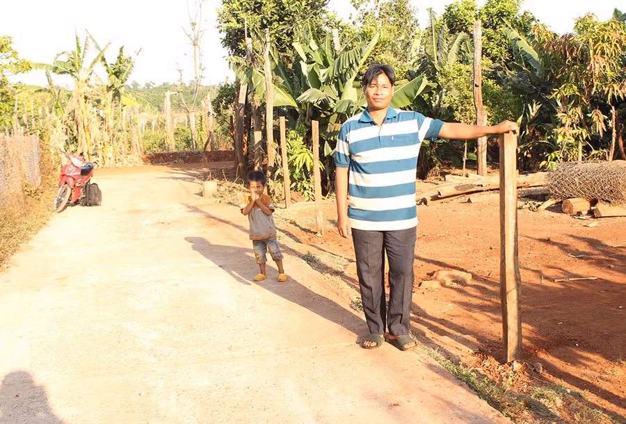  Người dân xã Ia Hrú hiến đất làm đường giao thông nông thôn. Ảnh: Nguyễn Diệp 