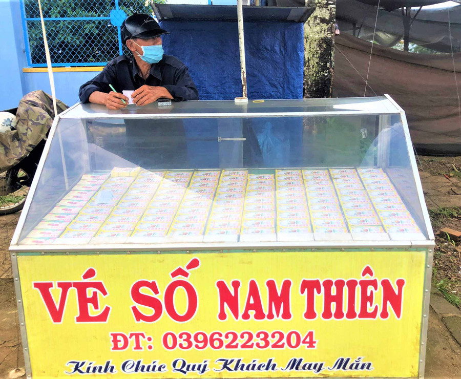 Những người bán vé số lưu động ở TP. Pleiku mong có được sự hỗ trợ để vượt qua đại dịch Covid-19. Ảnh. Đinh Yến
