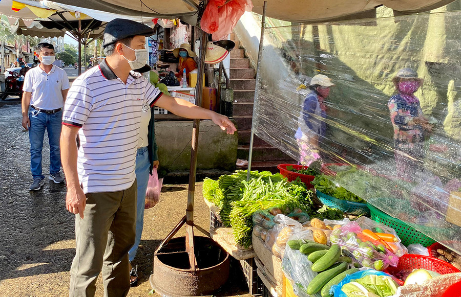 Chủ tịch UBND TP. Pleiku Nguyễn Hữu Quế kiểm tra thực tế tình hình thực hiện các quy định phòng-chống dịch tại Trung tâm Thương mại Pleiku vào sáng 28-8. Ảnh: Hồng Thi Chủ tịch UBND TP. Pleiku Nguyễn Hữu Quế kiểm tra thực tế tình hình thực hiện các quy định phòng-chống dịch tại Trung tâm thương mại Pleiku vào sáng 28-8. Ảnh: Hồng Thi