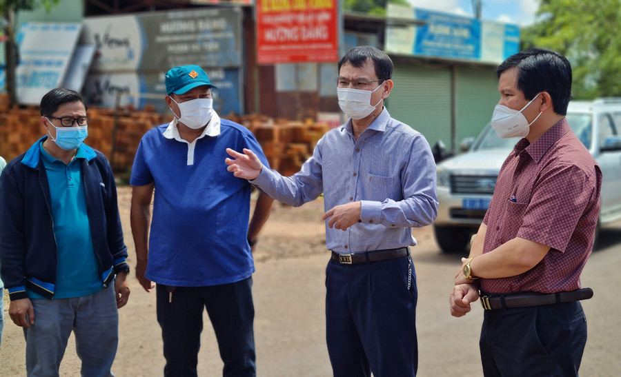 Bí thư Thành ủy Pleiku Trịnh Duy Thuân (thứ 2 phải sang) kiểm tra công tác kiểm soát người từ bên ngoài vào TP. Pleiku tại chốt kiểm soát số 4 (hướng đi huyện Ia Grai). Ảnh: Bá Bính Bí thư Thành ủy Pleiku Trịnh Duy Thuân (thứ 2 phải sang) kiểm tra công tác kiểm soát người từ bên ngoài vào TP. Pleiku tại chốt kiểm soát số 4 (hướng đi huyện Ia Grai). Ảnh: Bá Bính