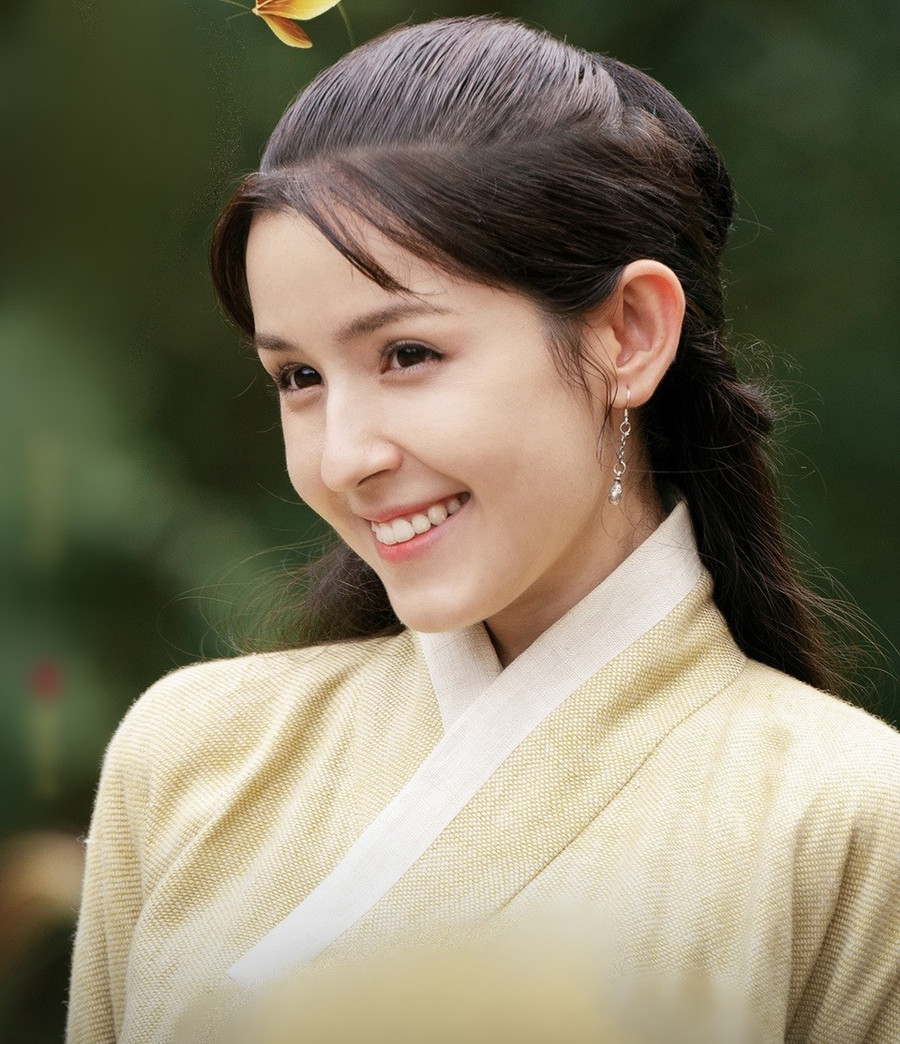 Dù chỉ đóng vai phụ Khúc Linh Nhi nhưng người đẹp Tân Cương Cáp Ni Khắc Tư vẫn rất nổi bật. Ảnh: Poster.