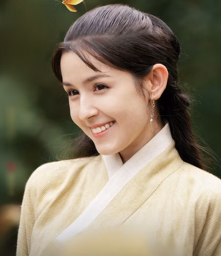 Dù chỉ đóng vai phụ Khúc Linh Nhi nhưng người đẹp Tân Cương Cáp Ni Khắc Tư vẫn rất nổi bật. Ảnh: Poster.